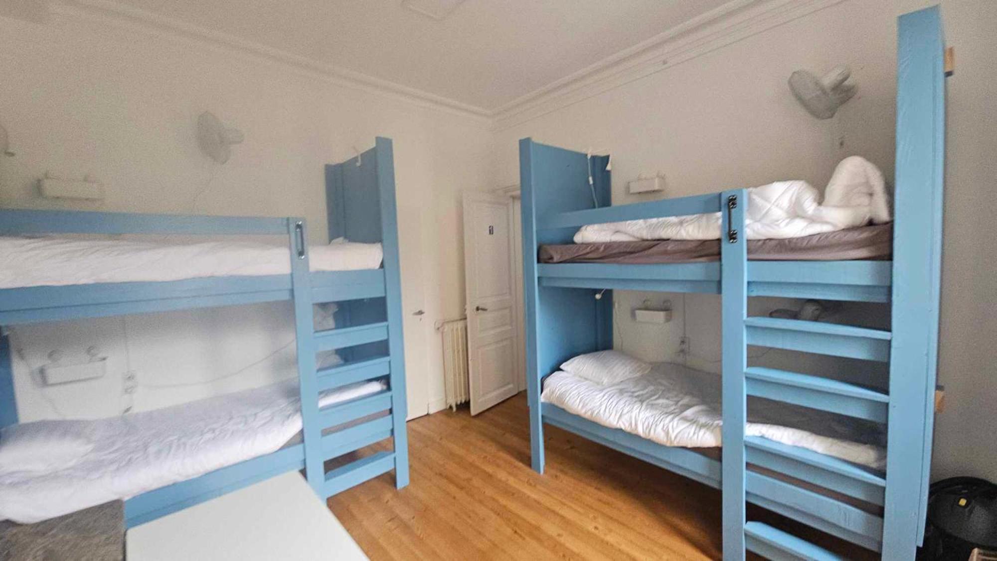 Bed In 6-Bed Mixed Dormitory Le Jardin Cafe Bordeaux Exterior photo