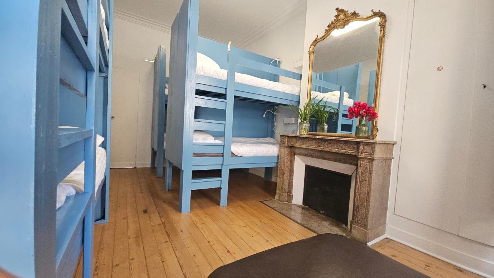 Bed In 6-Bed Mixed Dormitory Le Jardin Cafe Bordeaux Exterior photo