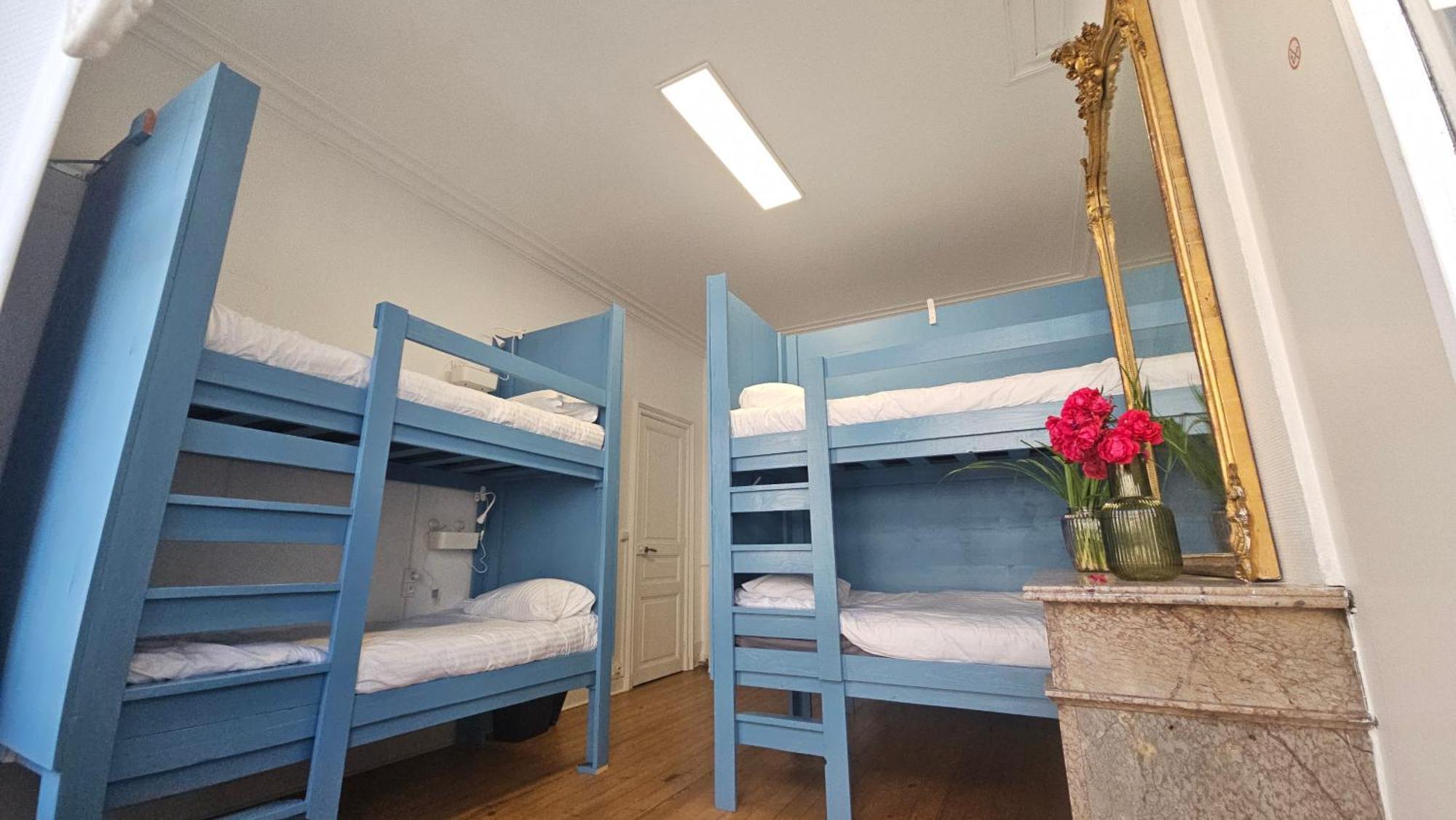 Bed In 6-Bed Mixed Dormitory Le Jardin Cafe Bordeaux Exterior photo