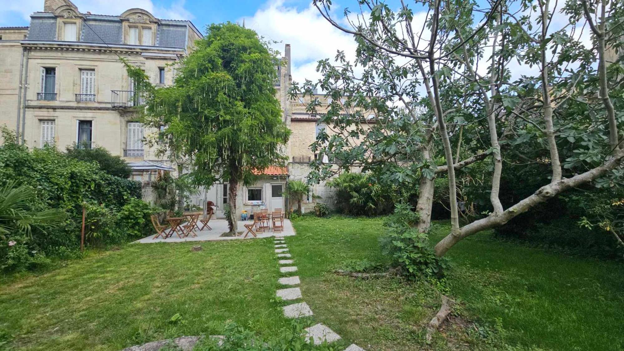 Bed In 6-Bed Mixed Dormitory Le Jardin Cafe Bordeaux Exterior photo