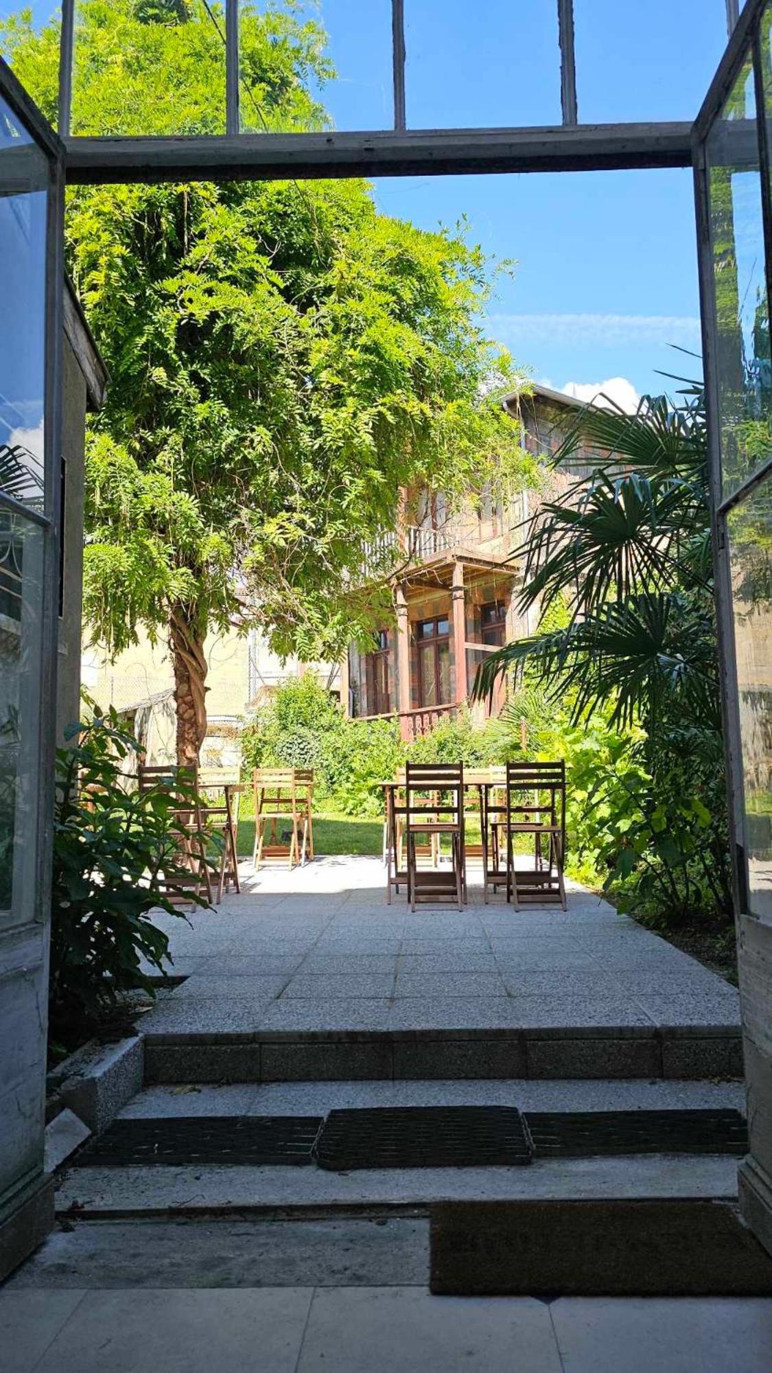 Bed In 6-Bed Mixed Dormitory Le Jardin Cafe Bordeaux Exterior photo