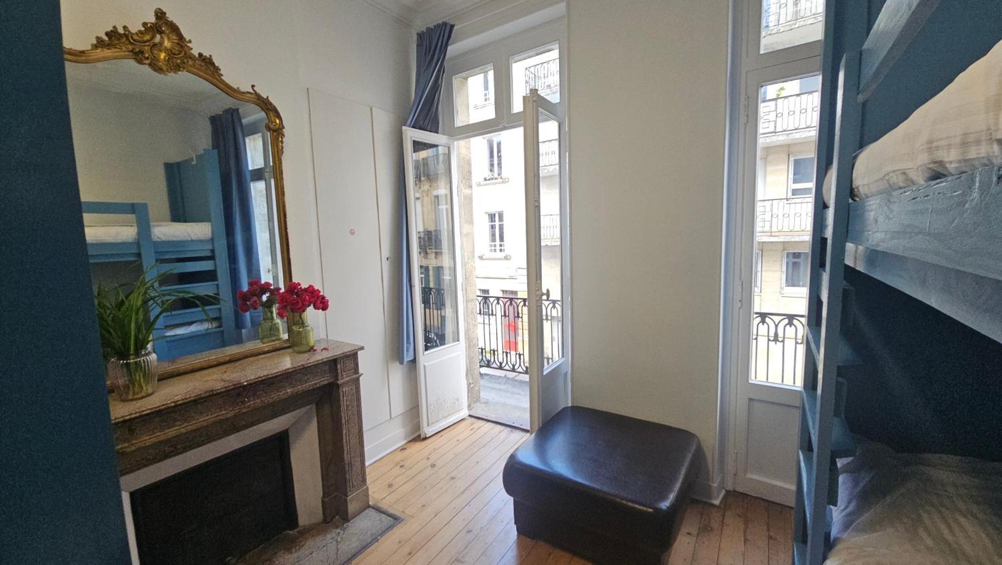 Bed In 6-Bed Mixed Dormitory Le Jardin Cafe Bordeaux Exterior photo