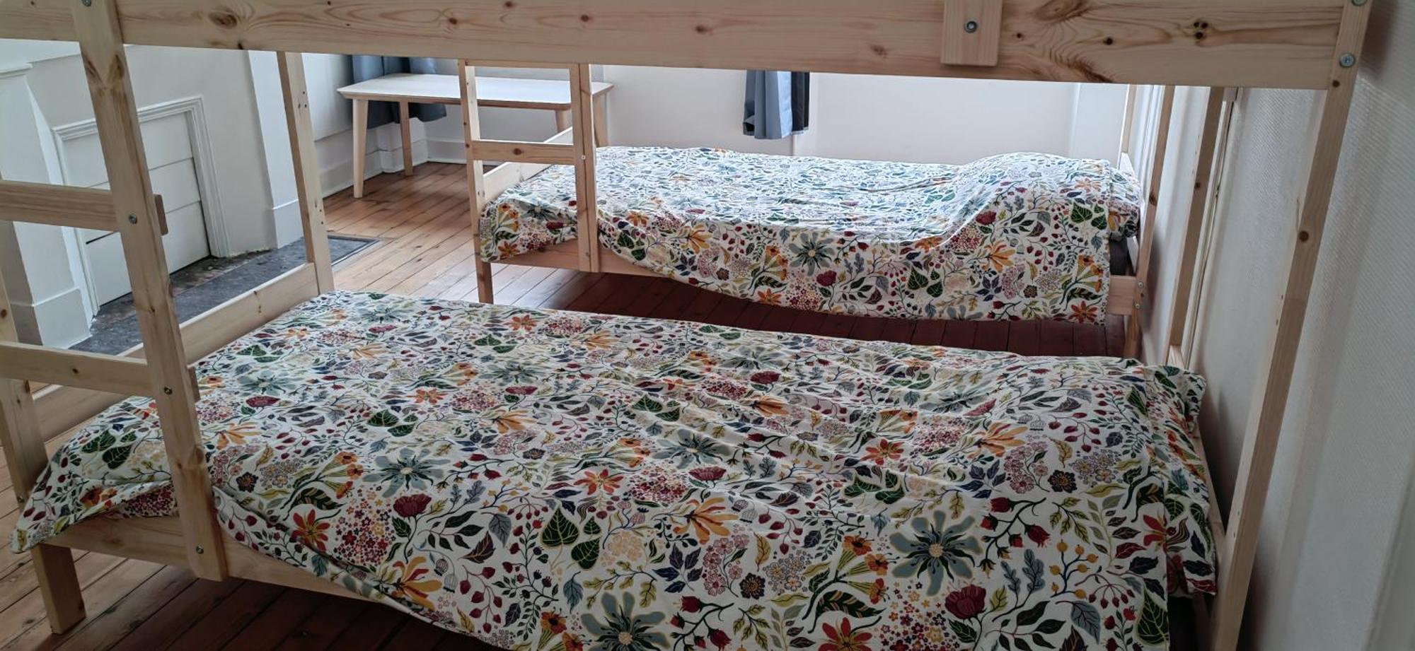 Bed In 6-Bed Mixed Dormitory Le Jardin Cafe Bordeaux Exterior photo